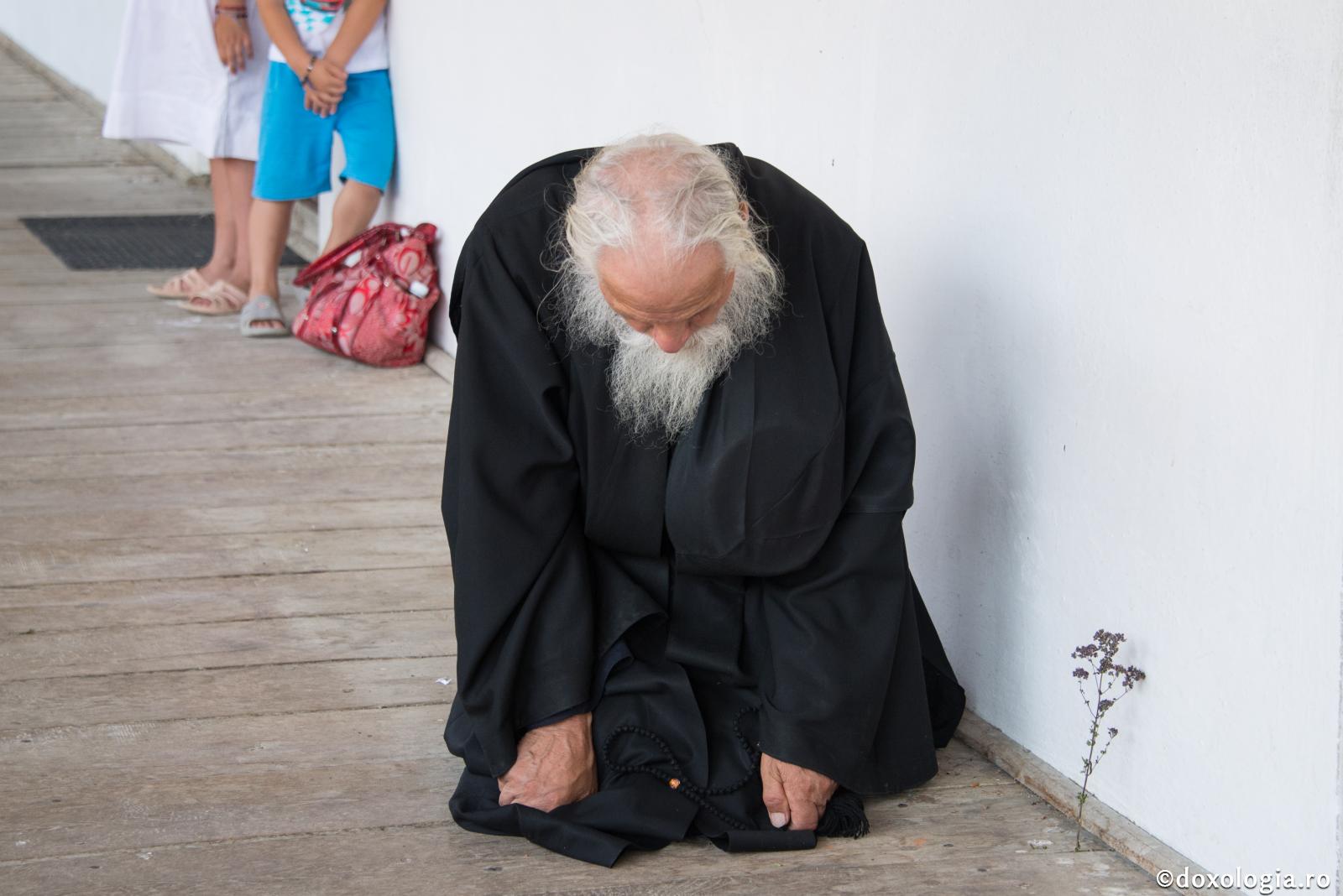 Бабушка просила кланяться и передать читать. Духовно нищий человек. Монах кланяется. Поклон монаха. Духовная бедность.
